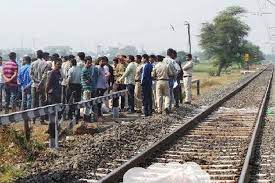 Photo of युवक ने की ट्रेन के सामने कूदकर आत्महत्या