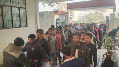 Photo of यूपी: सिपाही भर्ती परीक्षा का दूसरा दिन, केंद्र पहुंचे अभ्यर्थी
