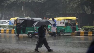 Photo of दिल्ली-एनसीआर में बारिश से बढ़ी ठिठुरन, यलो अलर्ट जारी