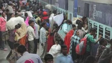 Photo of होली: रेलवे ने दी चेतावनी, ट्रेनों में ना फेंके पत्थर, गुब्बारे और कीचड़