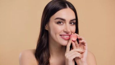Photo of आपकी खूबसूरती में दाग लगा सकता है होंठों का कालापन, इन आदतों को छोड़ बनाएं इन्हें हेल्दी