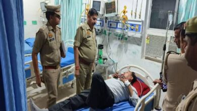 Photo of यूपी: बाइक सवार बदमाशों ने वकील पर झोंकी फायर, हाथ में गोली लगने से घायल