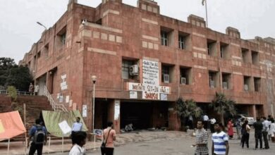 Photo of दिल्ली: जेएनयू में अनिश्चितकालीन धरने पर बैठी छात्रा