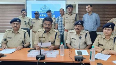 Photo of उज्जैन: पुलिस ने फर्जी सिम से फ्रॉड कर लोगों से ठगी करने वाले अंतर्राज्यीय गिरोह का पर्दाफाश