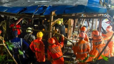 Photo of मुंबई: धूल भरी आंधी ने मुंबई के घाटकोपर में मचाई तबाही, 100 फीट लंबा होर्डिंग गिरा