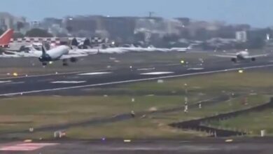 Photo of मुंबई एयरपोर्ट के एक ही रनवे पर आ गए दो विमान, एयर इंडिया और इंडिगो में होने वाली थी टक्कर