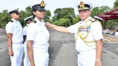 Photo of भारतीय नौसेना की पहली महिला हेलीकॉप्टर पायलट बनीं अनामिका