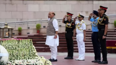 Photo of रक्षा मंत्री राजनाथ सिंह ने कारगिल युद्ध में विजय सुनिश्चित करने वाले सैनिकों को दी श्रद्धांजलि