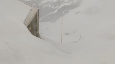 Photo of हेमकुंड साहिब यात्रा मार्ग पर पहाड़ी से हुआ भूस्खलन