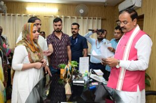 फरियादियों की समस्याएं सुनते डिप्टी सीएम केशव प्रसाद मौर्य