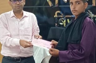 जिलाधिकारी ने गुलदार से जान बचाने वाले सहासी युवक को 21 हजार का चेक दिया