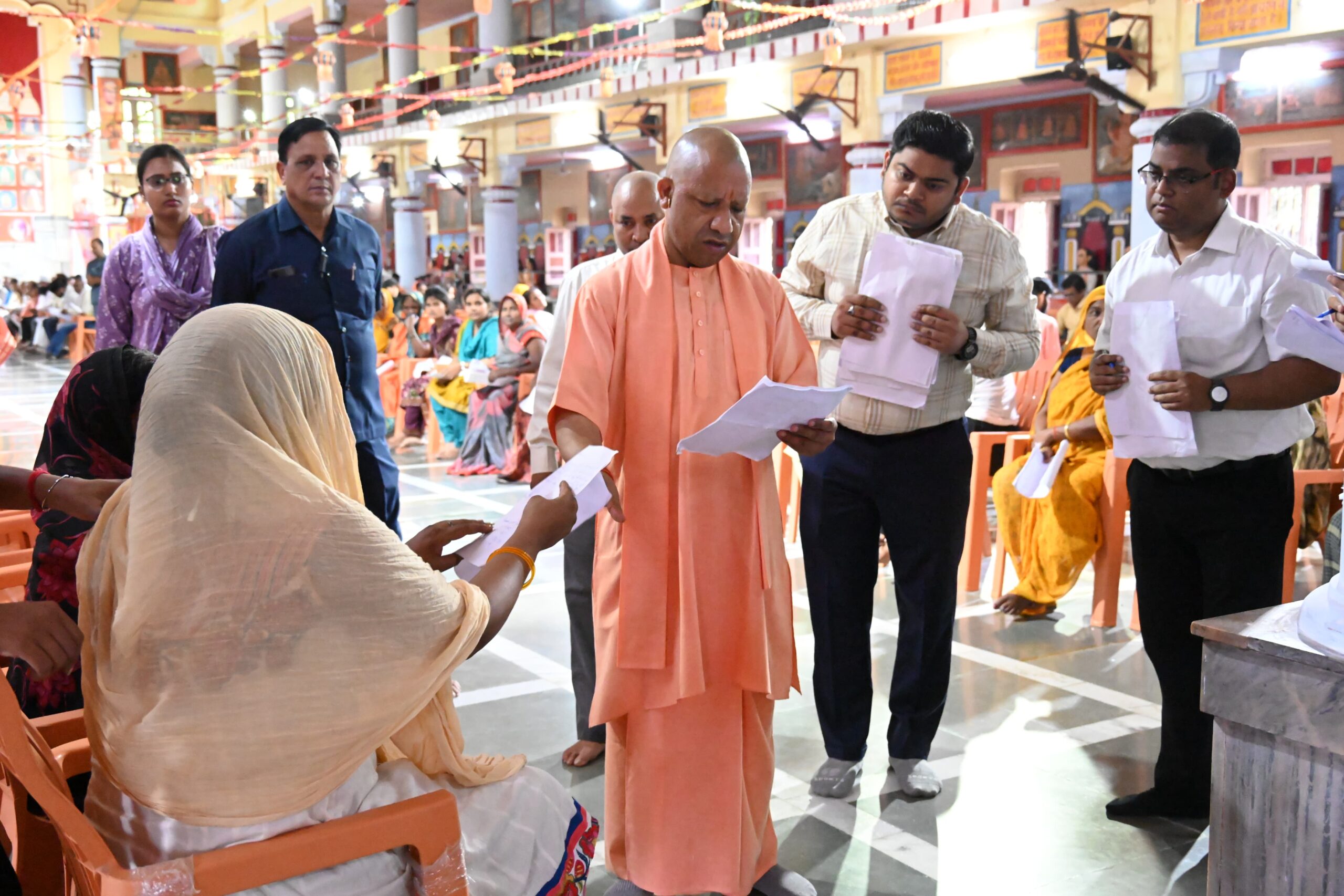 Photo of संवेदनशीलता व शीघ्रता से करें जन समस्याओं का निस्तारण, लापरवाही अक्षम्य: