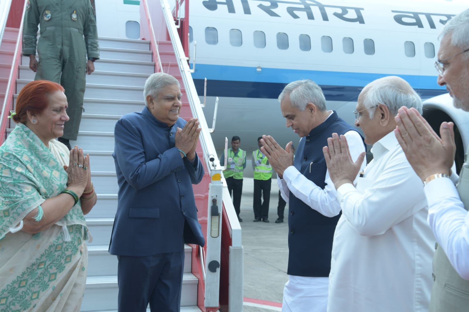 Photo of रिन्यूएबल एनर्जी-इन्वेस्ट समिट में भाग लेने अहमदाबाद पहुंचे उपराष्ट्रपति