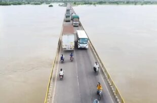 मध्य प्रदेश और उत्तर प्रदेश में हो रही लगातार बारिश के कारण गुरुवार को हमीरपुर से गुजरने वाली यमुना और बेतवा नदियाँ उफान पर हैं।