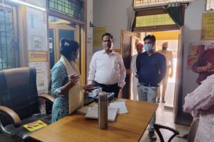 जिलाधिकारी ने पीएचसी का किया निरीक्षण, कम टीकाकरण होने पर जताई नाराजगी