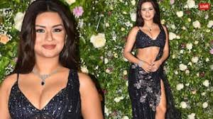 अवनीत कौर दिवाली पार्टी,Avneet Kaur Diwali Party, ट्रोलिंग पर प्रतिक्रिया,Response to Trolling, ग्लैमरस लुक,Glamorous Look अवनीत कौर ट्रोल,Avneet Kaur Trolled,दिवाली पार्टी आउटफिट,Diwali Party Outfit,रिविलिंग ड्रेस विवाद,Revealing Dress Controversy,बॉलीवुड फैशन,Bollywood Fashion,सोशल मीडिया ट्रोलिंग,Social Media Trolling,,