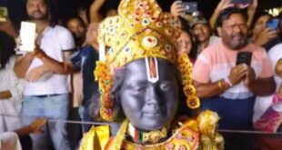 Ramlala Darshan in Vrindavan, Salute to Saint Premanand Maharaj Ramlala, Spiritual journey of Premanand Maharaj, Child like Ramlala in Vrindavan, Spiritual event Vrindavan, वृंदावन में रामलला दर्शन, संत प्रेमानंद महाराज रामलला को प्रणाम, प्रेमानंद महाराज का आध्यात्मिक सफर, रामलला जैसा बच्चा वृंदावन में, आध्यात्मिक घटना वृंदावन, वृंदावन रामलला दर्शन, संत प्रेमानंद महाराज की आध्यात्मिक यात्रा, रामलला जैसी प्रतिमा वृंदावन में, प्रेमानंद महाराज रामलला बच्चा, वृंदावन में राम रूपी बच्चा, Vrindavan Ramlala Darshan, Spiritual journey of Saint Premanand Maharaj, Ramlala like statue in Vrindavan, Premanand Maharaj Ramlala child, Ram like child in Vrindavan,