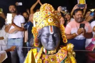 Ramlala Darshan in Vrindavan, Salute to Saint Premanand Maharaj Ramlala, Spiritual journey of Premanand Maharaj, Child like Ramlala in Vrindavan, Spiritual event Vrindavan, वृंदावन में रामलला दर्शन, संत प्रेमानंद महाराज रामलला को प्रणाम, प्रेमानंद महाराज का आध्यात्मिक सफर, रामलला जैसा बच्चा वृंदावन में, आध्यात्मिक घटना वृंदावन, वृंदावन रामलला दर्शन, संत प्रेमानंद महाराज की आध्यात्मिक यात्रा, रामलला जैसी प्रतिमा वृंदावन में, प्रेमानंद महाराज रामलला बच्चा, वृंदावन में राम रूपी बच्चा, Vrindavan Ramlala Darshan, Spiritual journey of Saint Premanand Maharaj, Ramlala like statue in Vrindavan, Premanand Maharaj Ramlala child, Ram like child in Vrindavan,