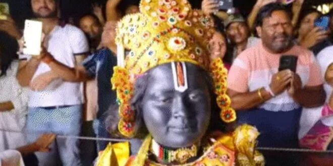 Ramlala Darshan in Vrindavan, Salute to Saint Premanand Maharaj Ramlala, Spiritual journey of Premanand Maharaj, Child like Ramlala in Vrindavan, Spiritual event Vrindavan, वृंदावन में रामलला दर्शन, संत प्रेमानंद महाराज रामलला को प्रणाम, प्रेमानंद महाराज का आध्यात्मिक सफर, रामलला जैसा बच्चा वृंदावन में, आध्यात्मिक घटना वृंदावन, वृंदावन रामलला दर्शन, संत प्रेमानंद महाराज की आध्यात्मिक यात्रा, रामलला जैसी प्रतिमा वृंदावन में, प्रेमानंद महाराज रामलला बच्चा, वृंदावन में राम रूपी बच्चा, Vrindavan Ramlala Darshan, Spiritual journey of Saint Premanand Maharaj, Ramlala like statue in Vrindavan, Premanand Maharaj Ramlala child, Ram like child in Vrindavan,