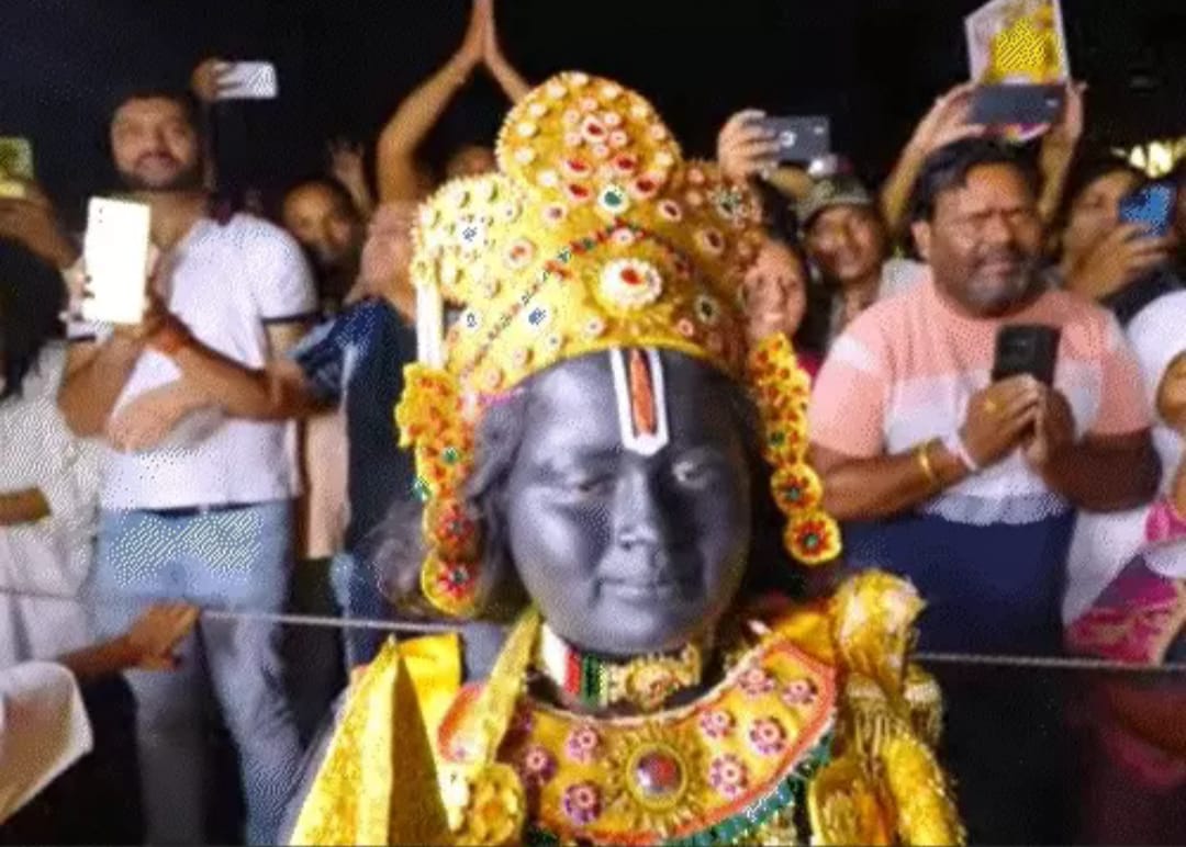 Photo of रात 2 बजे सड़क पर रामलला जैसे स्वरूप में खड़ा बच्चा देख भावुक हुए संत प्रेमानंद महाराज…