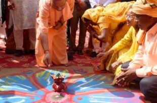 फतेहपुर में पत्रकार दिलीप सैनी की हत्या से सनसनी, पत्नी लखनऊ पुलिस में, पत्रकारिता जगत में आक्रोश फतेहपुर में पत्रकार दिलीप सैनी की निर्मम हत्या से पत्रकारिता जगत में उबाल। मामूली विवाद में हमलावरों ने घर में घुसकर किया हमला, पुलिस कार्रवाई में जुटी। फतेहपुर। जिले के थाना कोतवाली अंतर्गत भिटौरा बाईपास पर दिल दहला देने वाली घटना में ANI न्यूज एजेंसी के पत्रकार दिलीप सैनी की धारदार हथियार से हत्या कर दी गई। दिलीप सैनी का विवाद मामूली बात पर शुरू हुआ, जिसके बाद हमलावरों ने उनके घर में घुसकर उन पर हमला कर दिया। बीच-बचाव करने आए उनके साथी को भी गंभीर चोटें आई हैं, जिन्हें नाजुक स्थिति में कानपुर रेफर किया गया है। हमलावरों ने घर में तोड़फोड़ की और गाड़ी के शीशे तोड़ दिए। इस भयावह घटना के बाद हमलावर मौके से फरार हो गए, जिससे क्षेत्र में हड़कंप मच गया है। एसपी धवल जायसवाल ने बताया कि पुलिस हमलावरों की तलाश में जुटी हुई है। पत्रकारों में इस हत्या से भारी आक्रोश है और उन्होंने सुरक्षा व्यवस्था पर सवाल उठाए हैं। घटना के मुख्य बिंदु: 1. ANI के पत्रकार दिलीप सैनी की फतेहपुर में हत्या से क्षेत्र में हड़कंप। 2. मामूली विवाद के बाद हमलावरों ने घर में घुसकर घटना को दिया अंजाम। 3. पत्रकार के साथी को भी मारा चाकू, हालत गंभीर, कानपुर रेफर। 4. पत्रकारों में घटना को लेकर आक्रोश, हमलावरों की तलाश जारी। 5. पुलिस अधिकारी SP धवल जायसवाल का बयान: हमलावरों की तलाश तेज। “विश्ववार्ता परिवार की तरफ से आप सभी को धनतेरस की हार्दिक शुभकामनाएँ” देश दुनिया से जुड़ी और भी रोचक जानकारी के लिए हमारे विश्ववार्ता पर बने रहें….. मनोज शुक्ल PM मोदी का सरदार पटेल की जयंती पर एकता का संदेश: 'हम एक हैं, तो सुरक्षित हैं' - विपक्ष पर निशाना, 8 बड़े संदेश दिए “प्रधानमंत्री नरेंद्र मोदी ने केवड़िया में सरदार पटेल की जयंती पर ‘हम एक हैं तो सुरक्षित हैं’ का संदेश देते हुए विपक्ष पर देश की एकता को कमजोर करने का आरोप लगाया। उन्होंने आतंकवाद, नक्सलवाद, और 'वन नेशन, वन इलेक्शन' जैसे महत्वपूर्ण मुद्दों पर विचार साझा किए। जानें उनके 8 प्रमुख संदेश।“ केवड़िया, गुजरात । सरदार वल्लभभाई पटेल की 149वीं जयंती पर प्रधानमंत्री नरेंद्र मोदी ने 'एकता दिवस' के रूप में सरदार पटेल को श्रद्धांजलि दी और राष्ट्रीय एकता का संदेश दिया। अपने संबोधन में PM ने कहा कि देश की एकता को बनाए रखने के लिए हमें सतर्क रहना होगा। उन्होंने आतंकवाद, नक्सलवाद, विदेश नीति, और 'वन नेशन, वन इलेक्शन' जैसे कई मुद्दों पर भी बात की। 1. ‘एक हैं तो सेफ हैं’ को बताया महत्वपूर्ण: प्रधानमंत्री ने एकता की आवश्यकता पर बल देते हुए कहा कि कुछ लोग इस नारे को गलत सिद्ध करने का प्रयास कर रहे हैं। हमें इन प्रवृत्तियों से सतर्क रहना चाहिए। 2. वन नेशन वन इलेक्शन पर जोर: PM मोदी ने 'वन नेशन, वन इलेक्शन' के महत्व पर जोर देते हुए कहा कि यह कदम देश के लोकतंत्र को मजबूत करेगा। 3. सेक्युलर सिविल कोड: मोदी ने कहा कि भारत सेक्युलर सिविल कोड की तरफ बढ़ रहा है, जिससे समाज के विभिन्न वर्गों में शिकायतें दूर होंगी। 4. जम्मू-कश्मीर की जनता का समर्थन: जम्मू-कश्मीर में आर्टिकल 370 हटाने के बाद, वहां की जनता ने अलगाववाद को खारिज कर दिया है। 5. नक्सलवाद पर लगाम: नक्सलवाद को समाप्त करने के प्रयासों की सराहना करते हुए PM मोदी ने कहा कि अब नक्सलवाद अंतिम चरणों में है। 6. भेदभाव मुक्त सरकार का मॉडल: पिछले दस साल में सरकार ने भेदभाव के भाव को खत्म करने का प्रयास किया है। आज हर नीति में एकता और अखंडता का भाव है। 7. स्टैच्यू ऑफ यूनिटी और एकता का प्रतीक: स्टैच्यू ऑफ यूनिटी का निर्माण देशभर के किसानों से इकट्ठे किए गए लोहे से हुआ, जो सरदार पटेल की देश की एकता के प्रति समर्पण को दर्शाता है। 8. दुनिया में भारत का मजबूत स्थान: प्रधानमंत्री ने कहा कि आज भारत एक समावेशी, संवेदनशील और सतर्क राष्ट्र के रूप में उभर रहा है, जो अपनी एकता को बनाए रखने के लिए प्रतिबद्ध है। यह भी पढ़ें : “विश्ववार्ता परिवार की तरफ से आप सभी को दीपावली की हार्दिक शुभकामनाएँ” देश दुनिया से जुड़ी और भी रोचक जानकारी के लिए हमारे विश्ववार्ता पर बने रहें….. रिपोर्ट – मनोज शुक्ल यह भी पढ़ें : AKARSHAK Headline geogle search के अनुसार विस्तार से SEO के अकॉर्डिंग फैक्ट्स के साथ खबर बनाये मेटा discription और Seo कीवर्ड हिंदी और अंग्रेजी SEO & गूगल search keywords व ALT Keywords के साथ In sabke aadhar par khabar banay कानपुर में दिवाली के दिन घर में भयंकर विस्फोट, 2 की मौत, 4 गंभीर - मकानों में दरारें, बॉडी के चीथड़े 50 फीट दूर तक पहुंचे “दिवाली पर कानपुर के एक घर में बारुदी विस्फोट के कारण 2 लोगों की मौत हो गई, जबकि 4 लोग गंभीर रूप से घायल हैं। धमाके की तीव्रता से आसपास के मकानों में दरारें आईं और बॉडी के चीथड़े 50 फीट तक बिखर गए। पुलिस और प्रशासन ने मौके पर पहुंचकर रेस्क्यू ऑपरेशन शुरू किया। जानिए पूरी घटना की जानकारी।“ कानपुर । दिवाली के मौके पर कानपुर के एक घर में हुए जबरदस्त बारुदी विस्फोट में दो लोगों की मौत हो गई और चार लोग गंभीर रूप से घायल हो गए। विस्फोट इतना भीषण था कि मरने वालों के शरीर के चीथड़े 50 फीट दूर तक बिखर गए। हादसे में पूरा मकान ढह गया और बगल के छह मकानों में भी दरारें आ गईं। विस्फोट के बाद घटनास्थल पर चीख-पुकार मच गई। पुलिस और प्रशासन की टीम मौके पर पहुंच चुकी है और घायलों को मलबे से निकालने का कार्य जारी है। अधिकारियों का कहना है कि घायलों को अस्पताल में भर्ती करा दिया गया है, लेकिन मरने वालों की संख्या बढ़ने की आशंका है। घटना की प्रमुख जानकारी: 1. विस्फोट की तीव्रता: विस्फोट इतना भयंकर था कि आसपास के घरों के दरवाजे और खिड़कियों के कांच टूट गए, और दरारें तक आ गईं। मरने वालों में से एक का हाथ 10 फीट दूर मिला। 2. मकान पूरी तरह ध्वस्त: विस्फोट के बाद पूरा मकान मलबे में तब्दील हो गया और वहां खड़ी गाड़ियों के शीशे भी चकनाचूर हो गए। 3. स्थानीय निवासियों में दहशत: विस्फोट के बाद आसपास के लोग घटनास्थल पर पहुंच गए। लोगों ने शवों को ढकने के लिए कपड़े का इस्तेमाल किया और घायलों को तुरंत अस्पताल पहुंचाने में मदद की। 4. रेस्क्यू ऑपरेशन जारी: पुलिस और प्रशासनिक अधिकारी बचाव कार्य में जुटे हुए हैं और घटनास्थल की सुरक्षा बढ़ा दी गई है। दिवाली की खुशियों के बीच यह दर्दनाक घटना कानपुर के निवासियों के लिए एक बड़ा झटका साबित हुई है। पुलिस मामले की जांच कर रही है और घटना के कारणों का पता लगाने में जुटी है। पूर्वी उत्तर प्रदेश में धान खरीद की प्रक्रिया 1 नवंबर से शुरू: 4000 क्रय केंद्र स्थापित "पूर्वी उत्तर प्रदेश में 1 नवंबर से धान खरीद शुरू होगी। लखनऊ संभाग के जनपदों में भी खरीद की प्रक्रिया प्रारंभ होगी। जानें न्यूनतम समर्थन मूल्य, भुगतान प्रक्रिया और अन्य महत्वपूर्ण जानकारी।" लखनऊ। उत्तर प्रदेश के किसानों के लिए एक महत्वपूर्ण सूचना है कि पूर्वी उत्तर प्रदेश में 1 नवंबर से धान खरीद की प्रक्रिया शुरू होने जा रही है। लखनऊ संभाग के जनपदों—लखनऊ, रायबरेली और उन्नाव—में भी इसी दिन से खरीद प्रारंभ होगी। इसके अतिरिक्त, लखनऊ संभाग के हरदोई, लखीमपुर खीरी और सीतापुर में पहले से ही 1 अक्टूबर से धान खरीद चल रही है। यह भी पढ़ें : इस वर्ष धान का न्यूनतम समर्थन मूल्य (MSP) 2300 रुपये प्रति कुंतल और धान ग्रेड ए का 2320 रुपये प्रति कुंतल निर्धारित किया गया है। इसके साथ ही, किसानों को धान की उतराई, छनाई और सफाई की मद में 20 रुपये प्रति कुंतल की दर से प्रतिपूर्ति की जाएगी। क्रय केंद्रों की जानकारी किसानों की सुविधा के लिए उत्तर प्रदेश के सभी जनपदों में खाद्य-रसद विभाग और अन्य क्रय एजेंसियों द्वारा कुल 4000 क्रय केंद्र स्थापित किए गए हैं। ये केंद्र सुबह 9 बजे से शाम 5 बजे तक खुलेंगे। भुगतान प्रक्रिया योगी सरकार ने निर्देश दिया है कि किसानों को 48 घंटे के भीतर भुगतान सुनिश्चित किया जाए। खाद्य-रसद विभाग ने धान खरीद के लिए 1 सितंबर से पंजीकरण शुरू किया था, जिससे किसानों को अपनी धान बेचने में आसानी हो। उत्पादन और क्षेत्रफल कृषि विभाग के अनुसार, खरीफ विपणन वर्ष 2024-25 में धान से आच्छादित क्षेत्रफल 61.24 लाख हेक्टेयर है। इस वर्ष धान का उत्पादन 265.54 लाख मीट्रिक टन अनुमानित है, जबकि औसत उत्पादन लगभग 43.36 कुंतल प्रति हेक्टेयर होने की संभावना है। खरीद का समय पश्चिमी उत्तर प्रदेश में धान खरीद 1 अक्टूबर से शुरू होकर 31 जनवरी 2025 तक चलेगी, जबकि पूर्वी उत्तर प्रदेश में यह प्रक्रिया 1 नवंबर से शुरू होकर 28 फरवरी 2025 तक जारी रहेगी। इस प्रकार, यह धान खरीद किसानों के लिए बहुत महत्वपूर्ण है, और सरकार द्वारा निर्धारित न्यूनतम समर्थन मूल्य सुनिश्चित करने का प्रयास किया जा रहा है। यह भी पढ़ें : “विश्ववार्ता परिवार की तरफ से आप सभी को दीपावली की हार्दिक शुभकामनाएँ” देश दुनिया से जुड़ी और भी रोचक जानकारी के लिए हमारे विश्ववार्ता पर बने रहें….. रिपोर्ट – मनोज शुक्ल कानपुर में दिवाली पर आसमान छू रहे फूल और फलों के दाम: गुलाब 400 रु/किलो, अनार 240 रु/किलो, कैलाश मंदिर की 100 साल पुरानी मंडी में भीड़ “दिवाली पर कानपुर के कैलाश मंदिर की 100 साल पुरानी फूल मंडी में फूल और फलों की कीमतों में भारी इजाफा हुआ है। गुलाब के फूल 400 रु/किलो, अनार 240 रु/किलो और कमल का फूल 50 रु का बिक रहा है। जानिए कानपुर में पूजा सामग्रियों के दाम में बढ़ोतरी की पूरी जानकारी।“ कानपुर । दिवाली के पर्व पर कानपुर में पूजा के फूलों और फलों की कीमतों में बेतहाशा बढ़ोतरी देखी गई है। शहर के सबसे बड़े फूल बाजार कैलाश मंदिर की 100 साल पुरानी फूल मंडी में गुलाब के फूलों की कीमत 400 रुपए प्रति किलो तक पहुंच गई है, जो कि दिवाली से दो दिन पहले मात्र 50 रुपए किलो थी। यह भी पढ़ें : पूजा के लिए जरूरी मानी जाने वाली वैजयंती माला 40 से 60 रुपए जोड़ी बिक रही है। गेंदे के फूल 50 से 80 रुपए किलो, और कमल का फूल 50 रुपए प्रति पीस में बिक रहा है। आम के पत्ते भी 10 रुपए प्रति गाड़ी में बेचे जा रहे हैं, जिनका विशेष तौर पर पूजा में उपयोग होता है। फलों के दामों में भी बढ़ोतरी: पूजा में गणेश-लक्ष्मी की स्थापना के दौरान शरीफा का विशेष महत्व है, जो 80 से 100 रुपए प्रति किलो बिक रहा है। अनार 180 से 240 रुपए किलो, सेब 100 से 120 रुपए किलो, और केला 40 से 60 रुपए प्रति दर्जन में बिक रहा है। कमलगट्टा और कैथा भी पूजा के लिए अधिक दामों पर उपलब्ध हैं। बाजार में भीड़ का आलम: दिवाली के दिन पूजा सामग्री की अधिक मांग होने के कारण बाजार में भारी भीड़ देखी जा रही है। लोग विशेष फूलों और फलों की खरीदारी के लिए सुबह से ही बाजारों में उमड़े हैं। इस दिवाली पर कानपुर में पूजा सामग्री की कीमतों में बेतहाशा बढ़ोतरी ने लोगों को आर्थिक रूप से प्रभावित किया है। त्योहार की खुशियों के बीच महंगाई ने आम लोगों की जेबों पर असर डाला है। “विश्ववार्ता परिवार की तरफ से आप सभी को दीपावली की हार्दिक शुभकामनाएँ” देश दुनिया से जुड़ी और भी रोचक जानकारी के लिए हमारे विश्ववार्ता पर बने रहें….. रिपोर्ट – मनोज शुक्ल "रात 2 बजे सड़क पर रामलला जैसे स्वरूप में खड़ा बच्चा देख भावुक हुए संत प्रेमानंद महाराज, किया प्रणाम" वृंदावन में रात 2 बजे रामलला जैसी वेशभूषा में एक बच्चे का दर्शन हुआ। संत प्रेमानंद महाराज ने इसे देखकर हाथ जोड़े और प्रणाम किया। जानें कैसे यह घटना हुई और प्रेमानंद महाराज के आध्यात्मिक सफर की कहानी। वृंदावन में रामलला दर्शन का अद्भुत क्षण: 29 अक्टूबर की रात 2:15 बजे, वृंदावन के रमण रेती इलाके में संत प्रेमानंद महाराज आश्रम जा रहे थे। सड़कों के दोनों ओर भक्तों की भीड़ थी। तभी उन्होंने एक बच्चे को रामलला जैसी वेशभूषा में देखा, जो गुलाब की पत्तियों पर खड़ा था। प्रेमानंद महाराज ठहर गए, जूते उतारे, और हाथ जोड़कर उसे प्रणाम किया। इस दुर्लभ घटना का वीडियो सोशल मीडिया पर वायरल हो गया है। प्रेमानंद महाराज का आध्यात्मिक सफर: 1972 में कानपुर के अखरी गांव में जन्मे प्रेमानंद महाराज का असली नाम अनिरुद्ध कुमार पांडे था। बचपन से ही उनका रुझान आध्यात्मिकता की ओर था। 13 वर्ष की आयु में उन्होंने घर छोड़ दिया और काशी पहुंचकर संन्यासी बने। कई सालों के तप और भक्ति के बाद, उन्हें वृंदावन की ओर खींचा गया, जहां उन्होंने अपने को राधा-कृष्ण की भक्ति में समर्पित कर दिया। भक्तों में हैं विराट कोहली और अनुष्का शर्मा: प्रेमानंद महाराज के भक्तों में मशहूर हस्तियां जैसे विराट कोहली और अनुष्का शर्मा भी शामिल हैं। वृंदावन में उनकी हर दिन की परिक्रमा में हजारों भक्त शामिल होते हैं । “विश्ववार्ता परिवार की तरफ से आप सभी को दीपावली की हार्दिक शुभकामनाएँ” देश दुनिया से जुड़ी और भी रोचक जानकारी के लिए हमारे विश्ववार्ता पर बने रहें….. रिपोर्ट – मनोज शुक्ल Ramlala Darshan in Vrindavan, Salute to Saint Premanand Maharaj Ramlala, Spiritual journey of Premanand Maharaj, Child like Ramlala in Vrindavan, Spiritual event Vrindavan, वृंदावन में रामलला दर्शन, संत प्रेमानंद महाराज रामलला को प्रणाम, प्रेमानंद महाराज का आध्यात्मिक सफर, रामलला जैसा बच्चा वृंदावन में, आध्यात्मिक घटना वृंदावन, वृंदावन रामलला दर्शन, संत प्रेमानंद महाराज की आध्यात्मिक यात्रा, रामलला जैसी प्रतिमा वृंदावन में, प्रेमानंद महाराज रामलला बच्चा, वृंदावन में राम रूपी बच्चा, Vrindavan Ramlala Darshan, Spiritual journey of Saint Premanand Maharaj, Ramlala like statue in Vrindavan, Premanand Maharaj Ramlala child, Ram like child in Vrindavan, सीएम योगी आदित्यनाथ गोरखपुर में 185 करोड़ की परियोजनाओं का उद्घाटन, दीपावली समारोह में समाज में एकता का संदेश, गोरखपुर वनटांगिया समाज कार्यक्रम, सीएम योगी ने वनटांगिया समाज के साथ मनाई दीपावली CM Yogi, Gorakhpur, 185 crore projects, Diwali ceremony, Van Tangia community, Sanatan Dharma, social unity, सीएम योगी, गोरखपुर, 185 करोड़ की योजनाएं, दीपावली समारोह, वनटांगिया समाज, सनातन धर्म, समाज में एकता,
