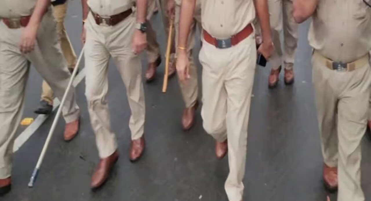 Photo of मंदिर में रखे धार्मिक ग्रंथ को जलाए जाने पर लोगो में रोष, पुलिस जांच में जुटी