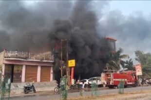 Jalaun fire outbreak, Mahindra tractor showroom blaze, TVS service center accident, Damage due to short circuit, Fire incident on Orai Road, जालौन में भीषण आग, महिंद्रा ट्रैक्टर शोरूम आग, टीवीएस सर्विस सेंटर दुर्घटना, शॉर्ट सर्किट से नुकसान, उरई रोड आग लगने की घटना, जालौन महिंद्रा ट्रैक्टर आग, उरई रोड आग की घटना, शॉर्ट सर्किट से आग, टीवीएस सर्विस सेंटर जलकर खाक, जालौन रोड हादसा, Jalaun Mahindra Tractor fire, Orai Jalaun Road fire incident, Fire due to short circuit, TVS service center burnt down, Jalaun road accident,