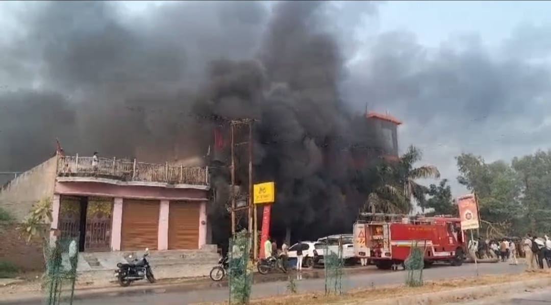 Photo of ब्रेकिंग : महिंद्रा शोरूम में आग का तांडव: करोड़ों का नुकसान, जानें घटना की पूरी डिटेल