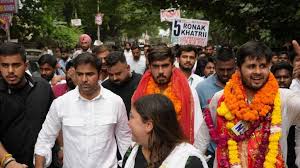 दिल्ली यूनिवर्सिटी चुनाव 2024, NSUI बनाम ABVP, DUSU अध्यक्ष, छात्र संघ चुनाव, दिल्ली यूनिवर्सिटी छात्र राजनीति, Delhi University Elections 2024, NSUI vs ABVP, DUSU President, Student Union Elections, Delhi University Student Politics,