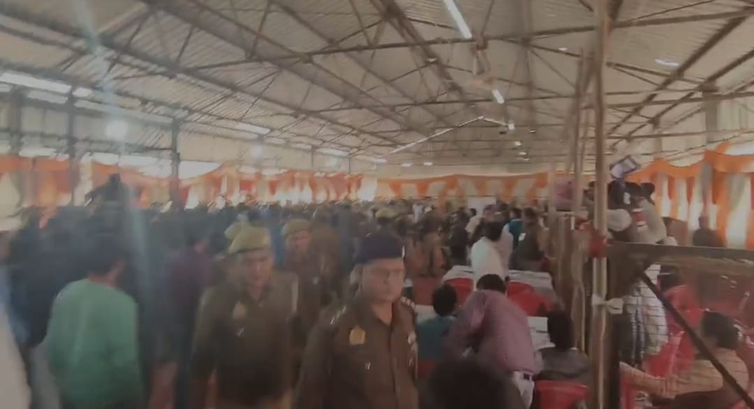 Photo of फूलपुर सीट पर मतगणना के दौरान हंगामा: सपा और भाजपा एजेंटों में भिड़ंत, पुलिस ने किया लाठीचार्ज