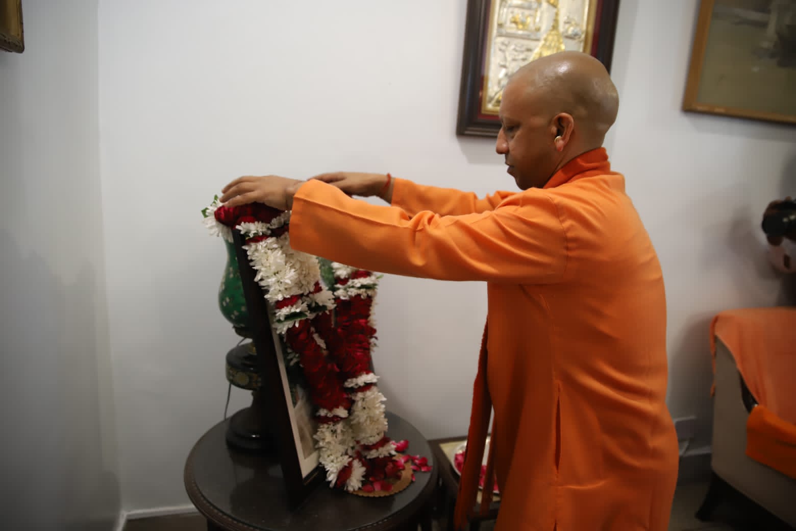 Photo of सीएम ने जस्टिस मालवीय के परिजनों से मिलकर जताई संवेदना, योगदान को किया याद