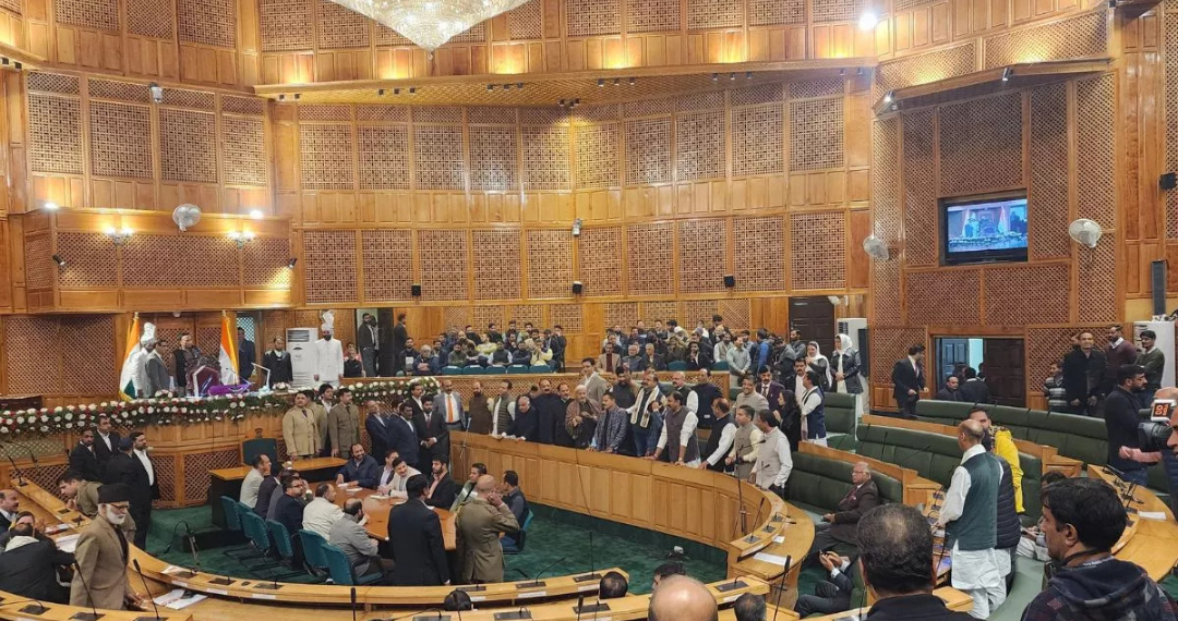 Photo of अनुच्छेद 370 पर जोरदार हंगामा: जम्मू-कश्मीर विधानसभा में विधायकों के बीच हाथापाई