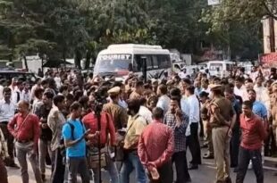 लखनऊ युवक टावर पर चढ़ा, सपा कार्यालय हंगामा, रोडवेज कर्मचारी आत्महत्या धमकी, अधिकारी शोषण आरोप, गौतमपल्ली पुलिस कार्रवाई,Lucknow youth climbs tower, Samajwadi Party office incident, Roadways employee suicide threat, official exploitation accusation, Gautampalli police action, टावर पर चढ़ा युवक, सपा कार्यालय के सामने हंगामा, रोडवेज कर्मचारी की आत्महत्या धमकी, लखनऊ हंगामा, शोषण का आरोप,Youth climbs tower, commotion at Samajwadi Party office, Roadways employee suicide threat, Lucknow incident, exploitation accusation,