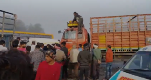 Foggy Highway Crash, Nainital Highway Visibility Issue, Bareilly Traffic Pile-up, Road Safety in Foggy Weather, Vehicle Collision due to Fog, कोहरे में वाहन दुर्घटना, नैनीताल हाईवे पर हादसा, सड़क पर लो विजिबिलिटी, यूपी कोहरे का असर, सड़क सुरक्षा सावधानियां,