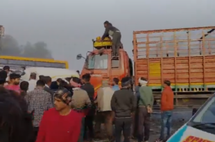 Foggy Highway Crash, Nainital Highway Visibility Issue, Bareilly Traffic Pile-up, Road Safety in Foggy Weather, Vehicle Collision due to Fog, कोहरे में वाहन दुर्घटना, नैनीताल हाईवे पर हादसा, सड़क पर लो विजिबिलिटी, यूपी कोहरे का असर, सड़क सुरक्षा सावधानियां,