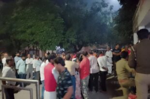 बलिया: टेलर की चपेट में आने से चाचा-भतीजा की मौत
