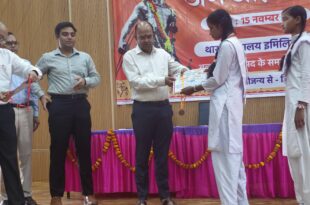 बलरामपुर: जनजातीय गौरव दिवस पर डीएम ने थारू जनजाति छात्रों को किया सम्मानित