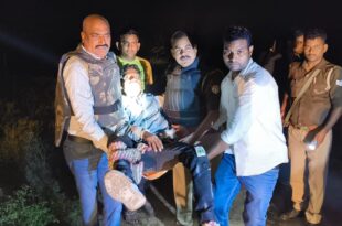 गुजरात से अयोध्या तक साइकिल पर निकले दो छात्र, फिटनेस और भक्ति का अनोखा संदेश "गुजरात के सूरत से भगवान श्रीराम और फिट इंडिया का संदेश लेकर निकले दो युवा 1200 किलोमीटर का सफर तय कर फतेहपुर पहुंचे। जानें उनकी प्रेरक कहानी।" फतेहपुर। गुजरात के सूरत से साइकिल पर निकले दो युवा, रोहित बरिया और भाविक कल्सकिया, फिट इंडिया का संदेश और भगवान श्रीराम के प्रति आस्था व्यक्त करते हुए 1200 किलोमीटर की यात्रा तय कर फतेहपुर पहुंचे। बीकॉम फर्स्ट इयर के छात्र इन युवाओं ने बताया कि वे पिछले 13 दिनों से लगातार साइकिल चला रहे हैं और अब तक गुजरात, मध्यप्रदेश होते हुए उत्तरप्रदेश पहुंच चुके हैं। यह यात्रा अयोध्या में भगवान श्रीराम मंदिर के प्रति उनकी श्रद्धा को दर्शाने और फिट इंडिया के महत्व को समझाने के लिए है। 1400 किलोमीटर की इस यात्रा में उनका लक्ष्य युवाओं को फिटनेस के प्रति जागरूक करना और भगवान राम के प्रति अपनी भक्ति को प्रदर्शित करना है। फतेहपुर में लोगों ने इनका स्वागत किया और इनके प्रयासों की सराहना की। दोनों युवाओं ने कहा कि भगवान श्रीराम हमारे आराध्य हैं, और उनके प्रति अपनी श्रद्धा दिखाने का यह हमारा तरीका है। मुख्य बिंदु 1. यात्रा का उद्देश्य: फिट इंडिया का संदेश और भगवान श्रीराम के प्रति आस्था। 2. यात्रा का मार्ग: सूरत (गुजरात) → मध्यप्रदेश → उत्तरप्रदेश → अयोध्या। 3. यात्रा की अवधि: अब तक 13 दिन, कुल यात्रा 1400 किलोमीटर। 4. छात्रों का परिचय: रोहित बरिया और भाविक कल्सकिया, बीकॉम फर्स्ट इयर के छात्र। 5. लोगों का समर्थन: फतेहपुर में स्थानीय लोगों ने सराहा।