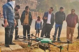 आगरा में ड्रोन फॉगिंग, मच्छरों के खिलाफ ड्रोन तकनीक, आगरा नगर निगम ड्रोन, एंटी-लार्वा अभियान, ड्रोन से मच्छर नियंत्रण,Agra drone fogging, mosquito control with drones, Agra municipal corporation, anti-larva spray technology, drone-based mosquito control, ड्रोन से फॉगिंग अभियान, मच्छरों पर ड्रोन का वार, आगरा में हाईटेक फॉगिंग, नगर निगम ड्रोन ट्रायल, Drone fogging campaign, high-tech fogging in Agra, municipal drone trial, mosquito elimination by drones,