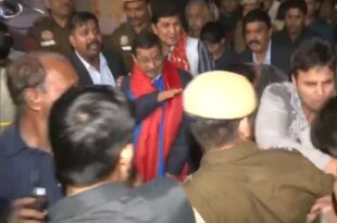 अरविंद केजरीवाल पर पानी, मालवीय नगर पदयात्रा, दिल्ली केजरीवाल घटना, पानी फेंकने वाला आरोपी, केजरीवाल सुरक्षा, दिल्ली पुलिस कार्यवाही, आम आदमी पार्टी प्रचार, Arvind Kejriwal water attack, Malviya Nagar rally, Delhi political incident , accused water throwing, Kejriwal security breach, AAP campaign incident, Delhi police action, अरविंद केजरीवाल, मालवीय नगर, पानी फेंका, केजरीवाल पर हमला, दिल्ली पुलिस, पदयात्रा, राजनीतिक हंगामा, आम आदमी पार्टी, केजरीवाल सुरक्षा, आरोपी हिरासत, Arvind Kejriwal, Malviya Nagar, water attack, Kejriwal security, Delhi police, political controversy, Aam Aadmi Party, political rally, accused detained, Kejriwal rally incident,