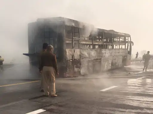Photo of पूर्वाचल एक्सप्रेस-वे पर यात्रियों से भरी डबल-डेकर बस में लगी आग, सभी यात्री सुरक्षित