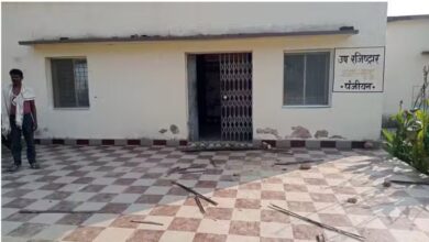 Photo of  पंचायत भवन में लाठी लेकर गए युवक ने की तोड़फोड़, सचिव से की अभद्रता