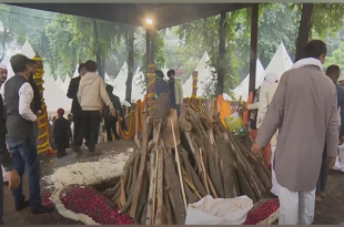 डॉ. मनमोहन सिंह की अंतिम यात्रा, मनमोहन सिंह के अंतिम संस्कार की तस्वीरें, पीएम मोदी मनमोहन सिंह के अंतिम संस्कार में, Manmohan Singh funeral procession, PM Modi paying tribute to Manmohan Singh, Final Rites of Dr. Manmohan Singh,