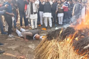 प्रभात पांडेय अंतिम संस्कार, कांग्रेस कार्यकर्ता की मौत, अजय राय जनेऊ, लखनऊ पुलिस सर्च, राहुल गांधी बयान, कांग्रेस प्रदर्शन, Prabhat Pandey Last Rites, Congress Worker Death, Ajay Rai Janew, Lucknow Police Search, Rahul Gandhi Statement, Congress Protest, प्रभात पांडेय श्रद्धांजलि, अजय राय ब्राह्मण, लखनऊ पुलिस कार्रवाई, कांग्रेस का विरोध प्रदर्शन, Prabhat Pandey Tribute, Ajay Rai Brahmin, Lucknow Police Action, Congress Protest,