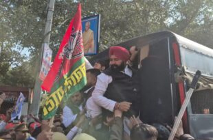Dr. Ambedkar insult, SP protests Amit Shah, Pilibhit SP rally, Bulandshahr demonstrations, Dalit movement in Uttar Pradesh, Amit Shah controversy, SP vs BJP political clash, Uttar Pradesh latest news, Dr. Ambedkar respect issue, Political unrest in UP,डॉ. अंबेडकर अपमान, सपा प्रदर्शन, अमित शाह बयान विवाद, पीलीभीत सपा धरना, बुलंदशहर में प्रदर्शन, सपा दलित आंदोलन, उत्तर प्रदेश सियासी विवाद, डॉ. अंबेडकर का सम्मान, सपा भाजपा विवाद, ताजा राजनीतिक समाचार,,