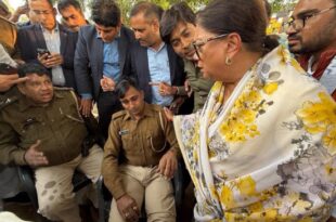 वसुंधरा राजे काफिला हादसा, राजस्थान पुलिस गाड़ी पलटी, वसुंधरा राजे दुर्घटना, जोधपुर मुंडारा घटना, राजस्थान काफिले की सुरक्षा, Vasundhara Raje convoy accident, Rajasthan police vehicle overturned, Vasundhara Raje news, Jodhpur Mundara incident, Rajasthan convoy security, वसुंधरा राजे हादसा, पुलिस गाड़ी पलटी राजस्थान, जोधपुर में काफिला दुर्घटना, वसुंधरा राजे सुरक्षा चूक, Vasundhara Raje accident, police vehicle overturned Rajasthan, Jodhpur convoy mishap, Vasundhara Raje safety lapse, #वसुंधरा_राजे #राजस्थान #काफिला_हादसा #पुलिस_गाड़ी #जोधपुर_दुर्घटना #VasundharaRaje #Rajasthan #ConvoyAccident #PoliceVehicle #JodhpurMishap