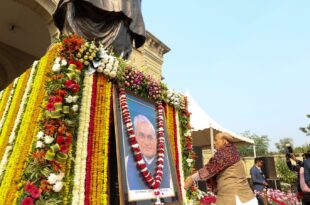 राजनाथ सिंह, PM मोदी, योगी आदित्यनाथ, अटल बिहारी वाजपेयी, डायरेक्ट बेनिफिट ट्रांसफर, DBT योजना, मोदी सरकार की उपलब्धियां, कांग्रेस सरकार, अमेरिकी राजदूत का बयान, भारत का भविष्य, सुशासन, राजनीतिक बयानबाजी, लखनऊ खबरें, Uttar Pradesh News, Rajnath Singh, Yogi Adityanath, PM Modi achievements, Congress corruption, Direct Benefit Transfer scheme, Good governance India, Atal Bihari Vajpayee legacy, Uttar Pradesh development, राजनाथ सिंह की तस्वीर, योगी आदित्यनाथ भाषण, अटल बिहारी वाजपेयी समारोह, मोदी सरकार के लाभ, कांग्रेस पर टिप्पणी, PM मोदी और सुशासन, लखनऊ का कार्यक्रम, Rajnath Singh speech, Yogi Adityanath dynamic CM, Atal Bihari Vajpayee birth centenary, Modi government achievements, Congress corruption allegations, Uttar Pradesh governance, #राजनाथ_सिंह, #योगी_आदित्यनाथ, #अटल_जन्म_शताब्दी, #मोदी_सरकार, #सुशासन, #DBT_योजना, #कांग्रेस_भ्रष्टाचार, #लखनऊ_समाचार, #GoodGovernance, #AtalBihariVajpayee, #RajnathSingh, #YogiAdityanath, #ModiGovernment, #DBTScheme, #IndiaFuture,