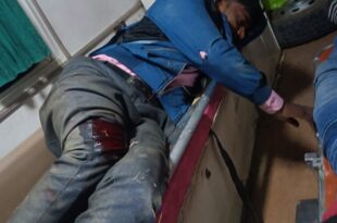 बोलेरो दुर्घटना, मीरजापुर सड़क हादसा, बाराती घायल, एम्बुलेंस, प्राथमिक स्वास्थ्य केंद्र, कार पलटी, wedding car accident, UP accident news, car accident in Mirzapur, ambulance response, road accident details, serious injury car accident, Mirzapur barati accident, सड़क पर बोलेरो पलटी, accident at Halya,