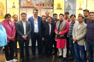 सूचना निदेशक शिशिर सिंह, Shishir Singh Information Director, पत्रकारों ने केक काटा, Cake cutting ceremony, शिशिर सिंह के नेतृत्व में सफलता, Success under Shishir Singh leadership, जन्मदिन समारोह, Birthday Celebration, यूपी सूचना निदेशालय, UP Information Directorate, पत्रकारों के साथ जन्मदिन, Birthday with Journalists, शिशिर सिंह की कार्यशैली, Shishir Singh's Work Style, UP Government Success, पत्रकारों की शुभकामनाएं, Journalists Wishes, शिशिर सिंह की भूमिका, Shishir Singh's Role,