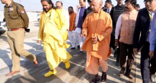 CM Yogi Adityanath reviewed Mahakumbh 2025 preparations in Prayagraj. Inspected Sangam Nose, temporary hospital, Akshay Vat, and Lete Hanuman Temple. Focus on ghats, healthcare services, and security measures, महाकुंभ 2025 के लिए सीएम योगी आदित्यनाथ ने प्रयागराज में तैयारियों का जायजा लिया। संगम नोज, अस्थायी अस्पताल, अक्षय वट, और लेटे हनुमान मंदिर में निरीक्षण किया और निर्देश दिए। घाटों और स्वास्थ्य सेवाओं पर विशेष ध्यान,